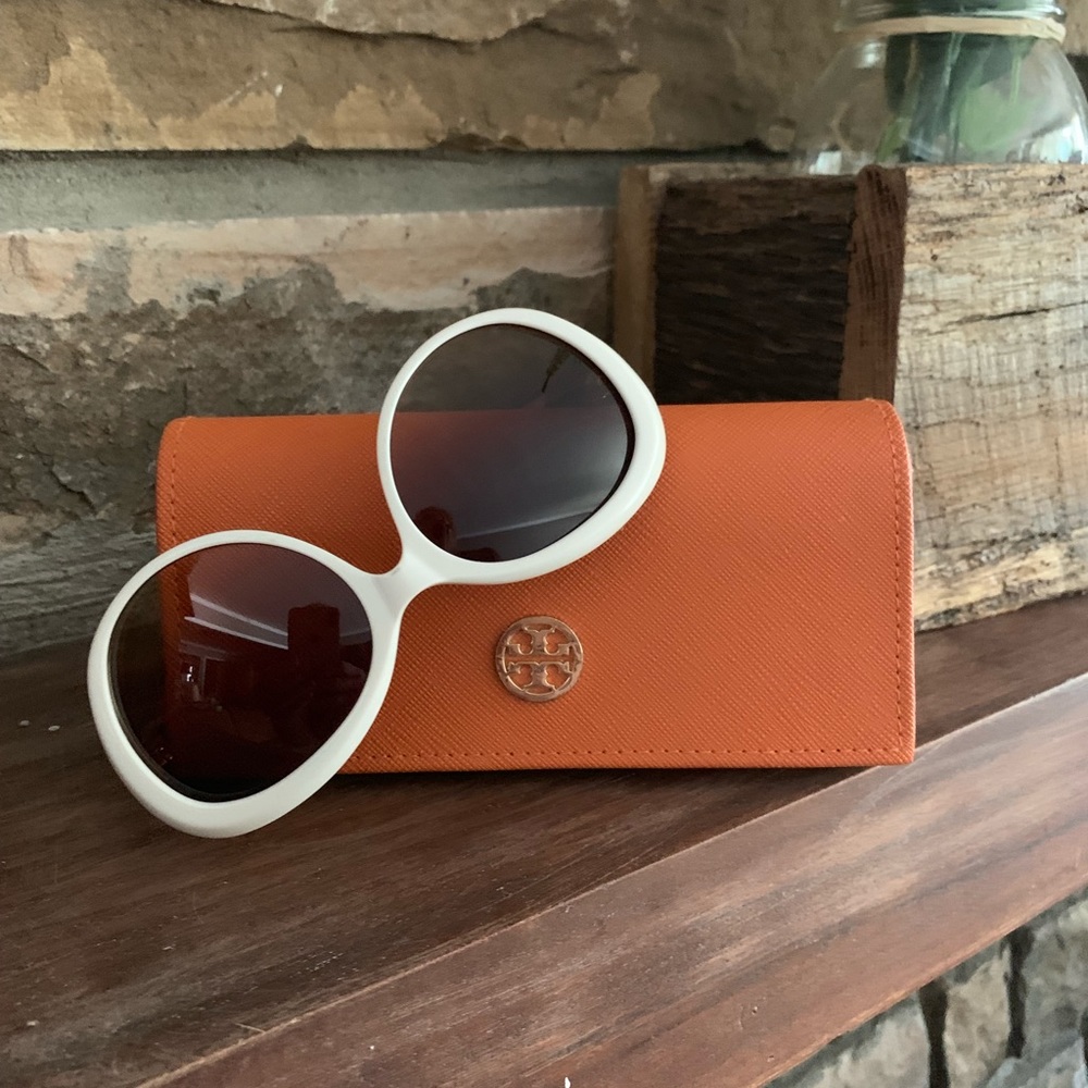 Tory Burch   No scratches.   Excellent condition